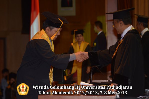 wisuda-unpad-gel-iii-ta-2012_2013-fakultas-ekonomi-dan-bisnis-oleh-rektor-027