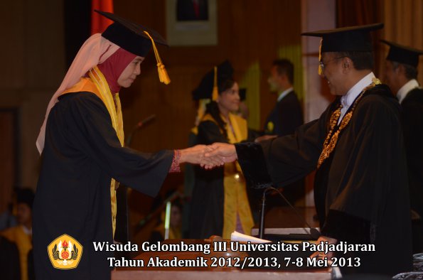 wisuda-unpad-gel-iii-ta-2012_2013-fakultas-ekonomi-dan-bisnis-oleh-rektor-029