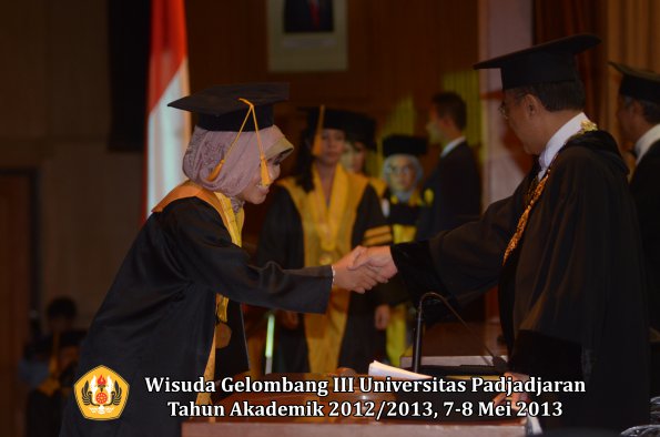 wisuda-unpad-gel-iii-ta-2012_2013-fakultas-ekonomi-dan-bisnis-oleh-rektor-032