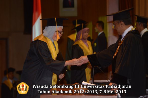 wisuda-unpad-gel-iii-ta-2012_2013-fakultas-ekonomi-dan-bisnis-oleh-rektor-035