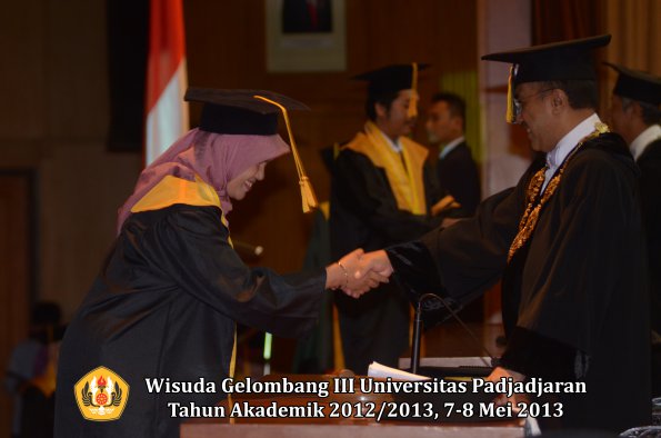 wisuda-unpad-gel-iii-ta-2012_2013-fakultas-ekonomi-dan-bisnis-oleh-rektor-036