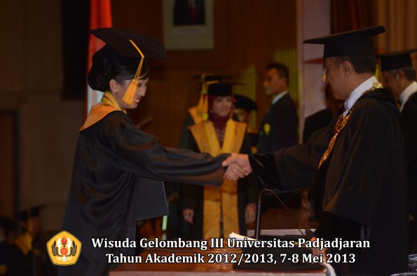 wisuda-unpad-gel-iii-ta-2012_2013-fakultas-ekonomi-dan-bisnis-oleh-rektor-050