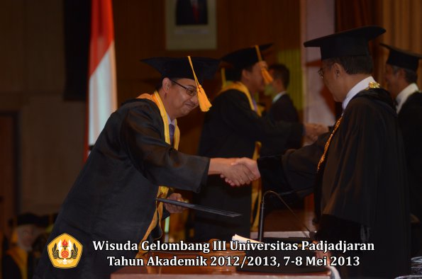 wisuda-unpad-gel-iii-ta-2012_2013-fakultas-ekonomi-dan-bisnis-oleh-rektor-053