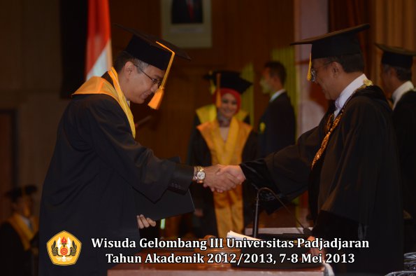 wisuda-unpad-gel-iii-ta-2012_2013-fakultas-ekonomi-dan-bisnis-oleh-rektor-055