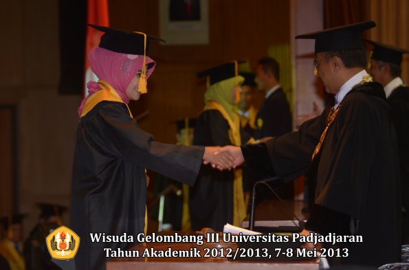 wisuda-unpad-gel-iii-ta-2012_2013-fakultas-ekonomi-dan-bisnis-oleh-rektor-058
