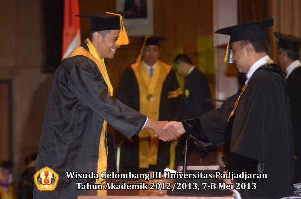 wisuda-unpad-gel-iii-ta-2012_2013-fakultas-ekonomi-dan-bisnis-oleh-rektor-061
