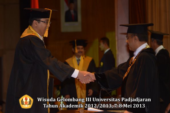 wisuda-unpad-gel-iii-ta-2012_2013-fakultas-ekonomi-dan-bisnis-oleh-rektor-062