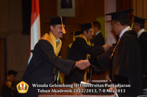 wisuda-unpad-gel-iii-ta-2012_2013-fakultas-ekonomi-dan-bisnis-oleh-rektor-063