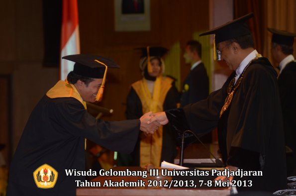 wisuda-unpad-gel-iii-ta-2012_2013-fakultas-ekonomi-dan-bisnis-oleh-rektor-065