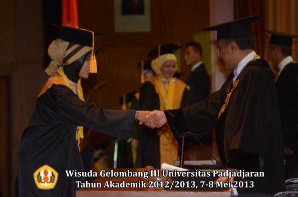 wisuda-unpad-gel-iii-ta-2012_2013-fakultas-ekonomi-dan-bisnis-oleh-rektor-066