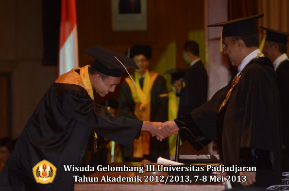 wisuda-unpad-gel-iii-ta-2012_2013-fakultas-ekonomi-dan-bisnis-oleh-rektor-094