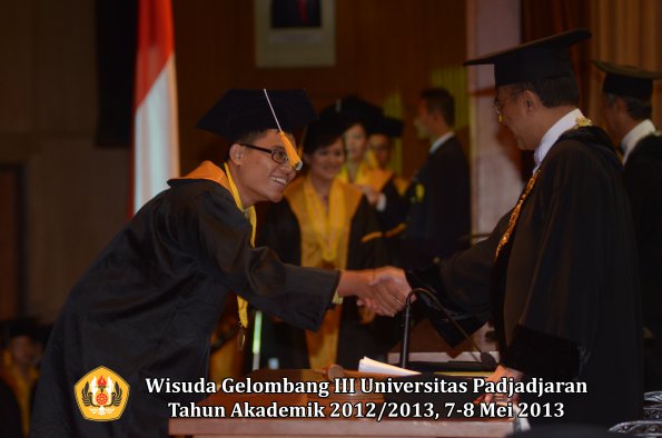 wisuda-unpad-gel-iii-ta-2012_2013-fakultas-ekonomi-dan-bisnis-oleh-rektor-095