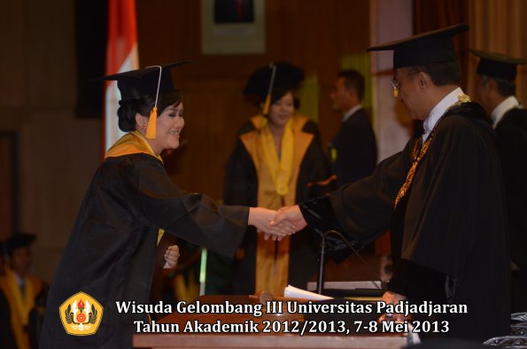 wisuda-unpad-gel-iii-ta-2012_2013-fakultas-ekonomi-dan-bisnis-oleh-rektor-096