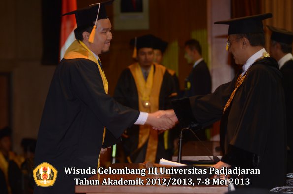 wisuda-unpad-gel-iii-ta-2012_2013-fakultas-ekonomi-dan-bisnis-oleh-rektor-099