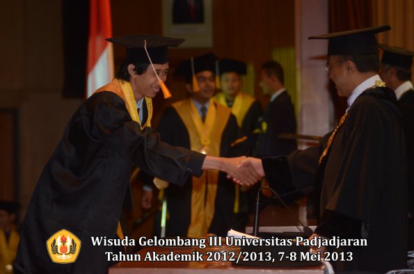 wisuda-unpad-gel-iii-ta-2012_2013-fakultas-ekonomi-dan-bisnis-oleh-rektor-104
