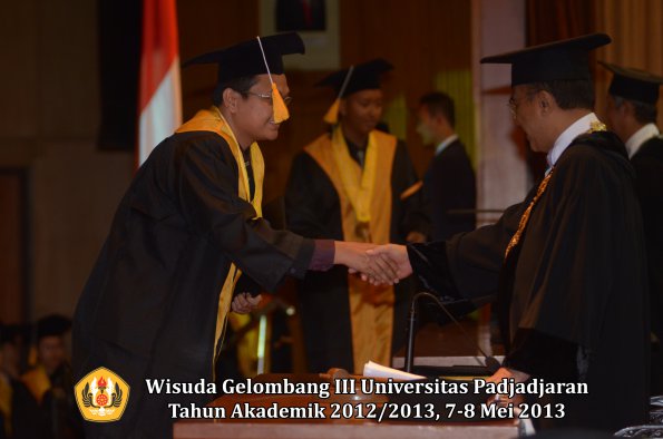 wisuda-unpad-gel-iii-ta-2012_2013-fakultas-ekonomi-dan-bisnis-oleh-rektor-106