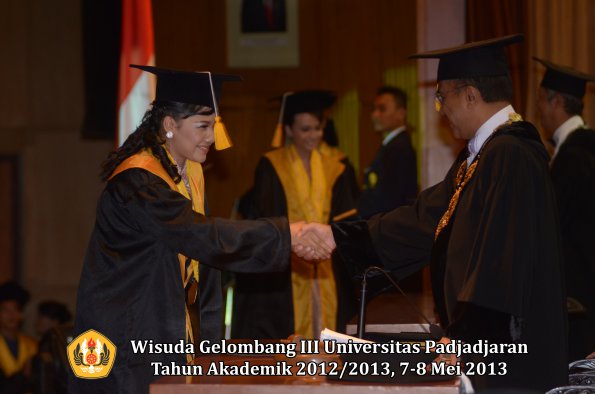 wisuda-unpad-gel-iii-ta-2012_2013-fakultas-ekonomi-dan-bisnis-oleh-rektor-114