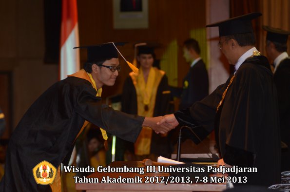 wisuda-unpad-gel-iii-ta-2012_2013-fakultas-ekonomi-dan-bisnis-oleh-rektor-182
