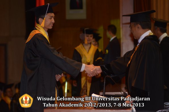 wisuda-unpad-gel-iii-ta-2012_2013-fakultas-ekonomi-dan-bisnis-oleh-rektor-185