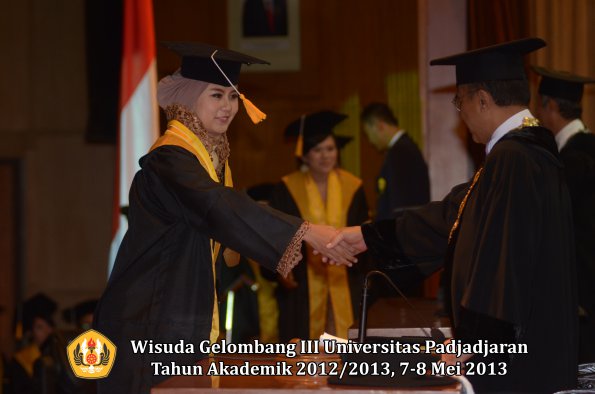 wisuda-unpad-gel-iii-ta-2012_2013-fakultas-ekonomi-dan-bisnis-oleh-rektor-186