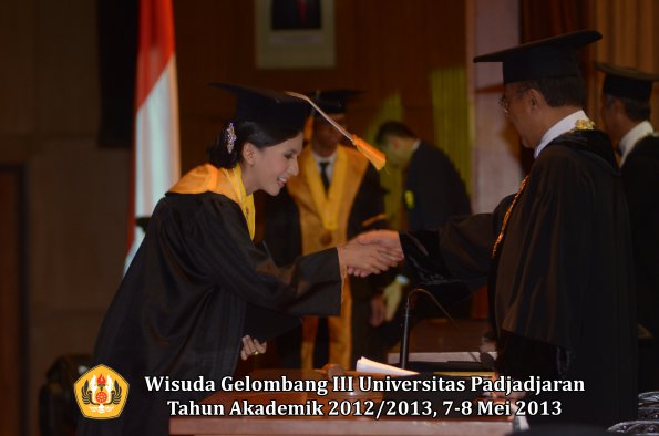 wisuda-unpad-gel-iii-ta-2012_2013-fakultas-ekonomi-dan-bisnis-oleh-rektor-196