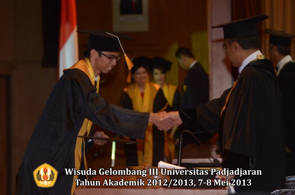 wisuda-unpad-gel-iii-ta-2012_2013-fakultas-ekonomi-dan-bisnis-oleh-rektor-197