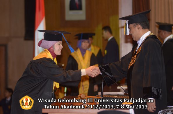 wisuda-unpad-gel-iii-ta-2012_2013-fakultas-isip-oleh-rektor-004