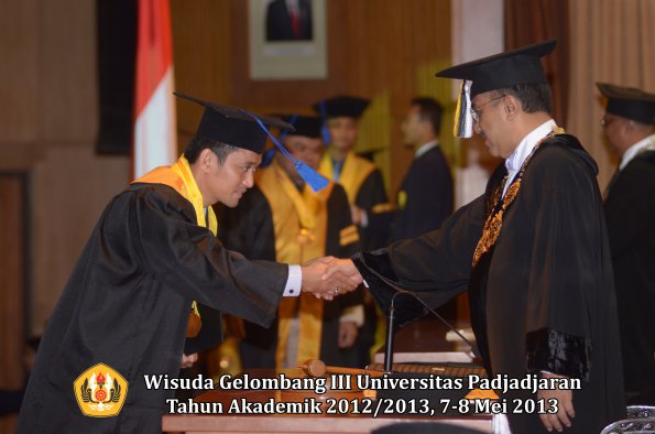 wisuda-unpad-gel-iii-ta-2012_2013-fakultas-isip-oleh-rektor-006