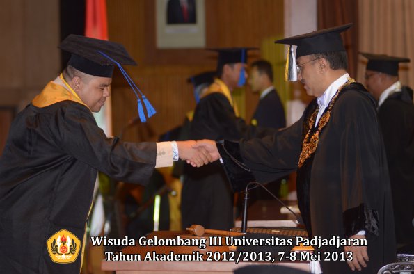 wisuda-unpad-gel-iii-ta-2012_2013-fakultas-isip-oleh-rektor-007