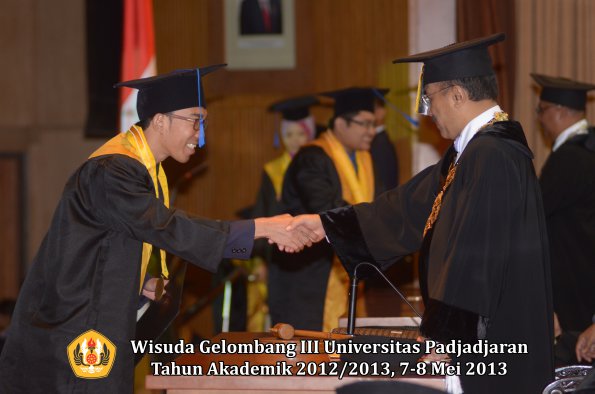 wisuda-unpad-gel-iii-ta-2012_2013-fakultas-isip-oleh-rektor-153