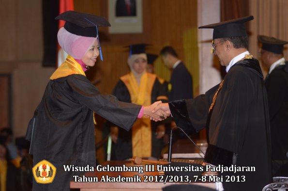 wisuda-unpad-gel-iii-ta-2012_2013-fakultas-isip-oleh-rektor-155