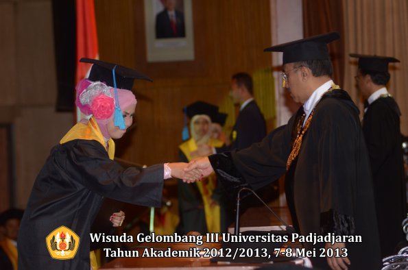 wisuda-unpad-gel-iii-ta-2012_2013-fakultas-ilmu-budaya-oleh-rektor-003