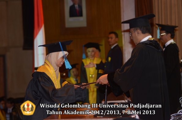 wisuda-unpad-gel-iii-ta-2012_2013-fakultas-ilmu-budaya-oleh-rektor-004