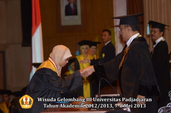wisuda-unpad-gel-iii-ta-2012_2013-fakultas-ilmu-budaya-oleh-rektor-006