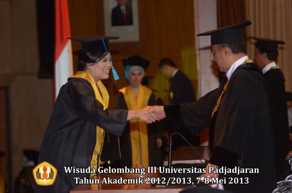 wisuda-unpad-gel-iii-ta-2012_2013-fakultas-ilmu-budaya-oleh-rektor-026