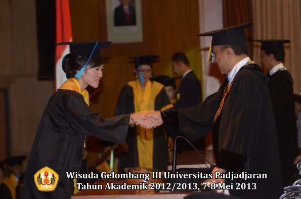 wisuda-unpad-gel-iii-ta-2012_2013-fakultas-ilmu-budaya-oleh-rektor-029