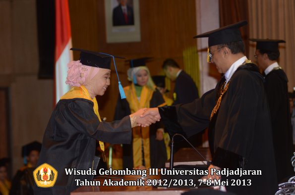 wisuda-unpad-gel-iii-ta-2012_2013-fakultas-ilmu-budaya-oleh-rektor-033