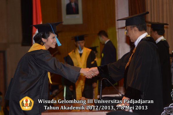wisuda-unpad-gel-iii-ta-2012_2013-fakultas-ilmu-budaya-oleh-rektor-036