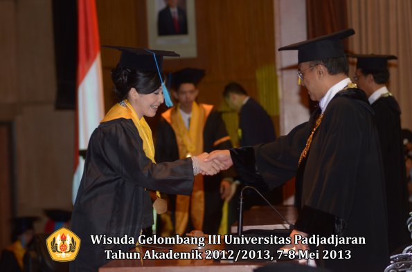 wisuda-unpad-gel-iii-ta-2012_2013-fakultas-ilmu-budaya-oleh-rektor-039