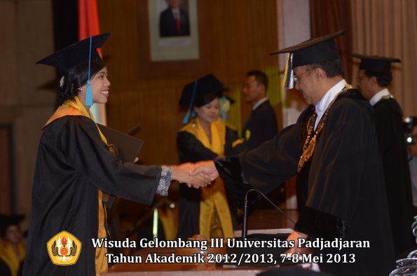 wisuda-unpad-gel-iii-ta-2012_2013-fakultas-ilmu-budaya-oleh-rektor-047