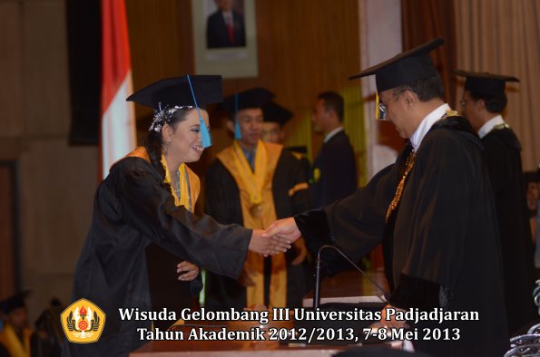 wisuda-unpad-gel-iii-ta-2012_2013-fakultas-ilmu-budaya-oleh-rektor-052