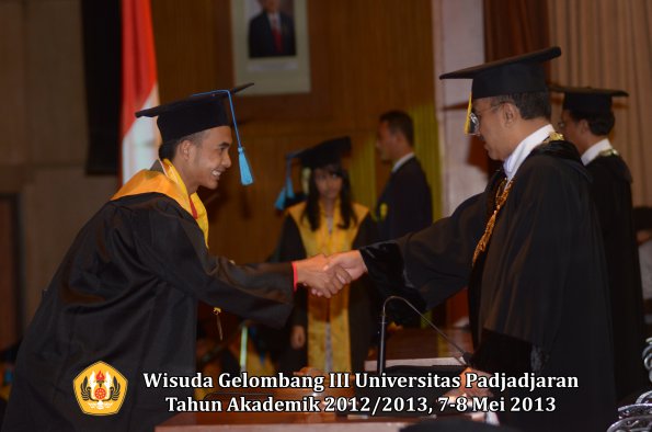 wisuda-unpad-gel-iii-ta-2012_2013-fakultas-ilmu-budaya-oleh-rektor-054