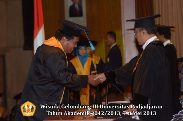wisuda-unpad-gel-iii-ta-2012_2013-fakultas-ilmu-budaya-oleh-rektor-057