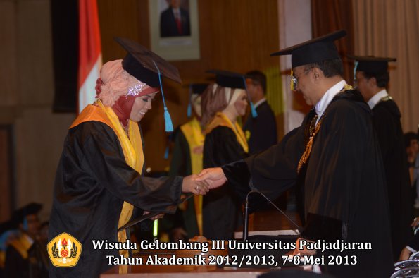 wisuda-unpad-gel-iii-ta-2012_2013-fakultas-ilmu-budaya-oleh-rektor-070