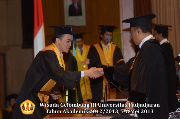 wisuda-unpad-gel-iii-ta-2012_2013-fakultas-ilmu-budaya-oleh-rektor-076
