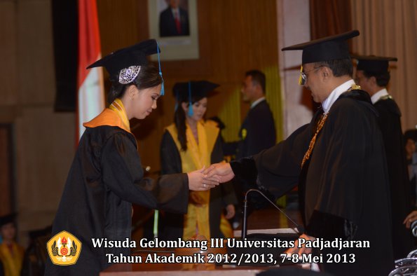 wisuda-unpad-gel-iii-ta-2012_2013-fakultas-ilmu-budaya-oleh-rektor-088