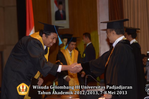 wisuda-unpad-gel-iii-ta-2012_2013-fakultas-ilmu-budaya-oleh-rektor-100