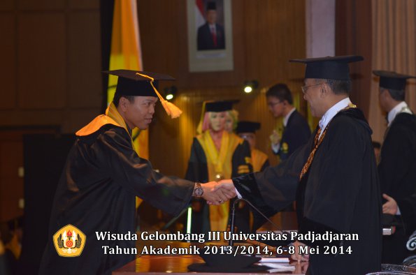 wisuda-unpad-gel-iii-ta-2013_2014-fakultas-ekonomi-bisnis-oleh-rektor-ilalang-foto-039