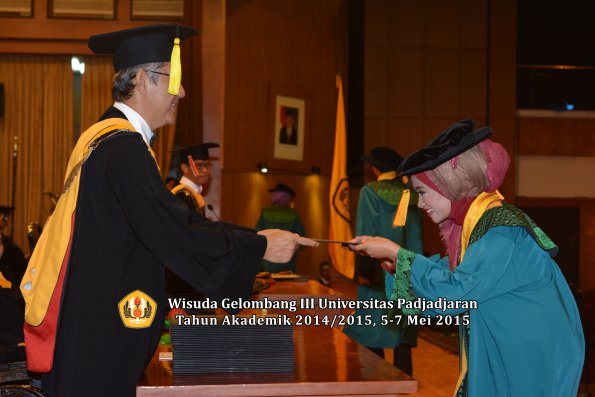Wisuda Unpad Gel III TA 2014_2015  Fakultas Ekonomi dan Bisnis oleh Dekan 012