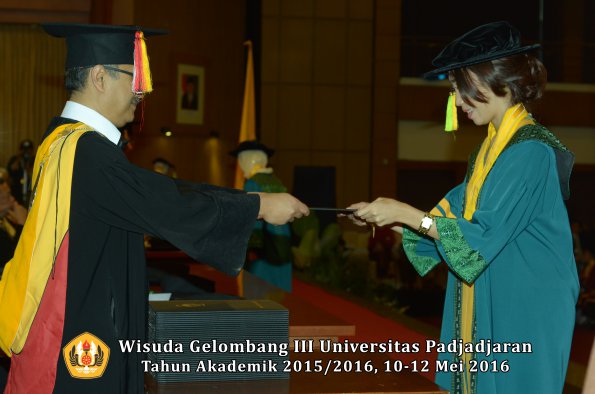 Wisuda Unpad Gel III TA 2015_2016  Fakultas Ilmu Komunikasi oleh Dekan  014
